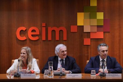 La Comunidad estudia medidas para mejorar competitividad de empresas ante aranceles y seguirá reuniéndose con sectores