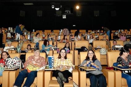 El arte de tejer en una sala de cine