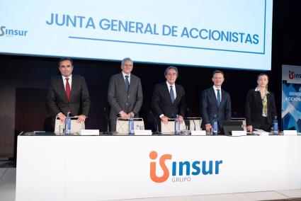 Cargos directivos del Grupo Insur en los instantes previos al comienzo de la Junta General de Accionistas.