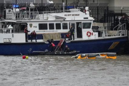 Al menos un muerto al estrellarse un helicóptero en el río Hudson de Nueva York