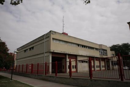 Zaragoza.- Sucesos.- Arden cinco contenedores en Santa Isabel y el fuego afecta a una furgoneta estacionada y un árbol