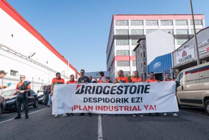 La segunda jornada de huelga en Bridgestone Basauri para la producción de la planta con un seguimiento "total"