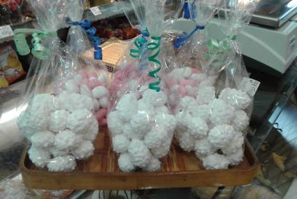 Los denominados ‘confits de caperutxa’ acuden fieles a la tradición pascual.