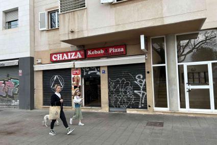 Un hombre sufre un corte profundo en el cuello tras una pelea.
