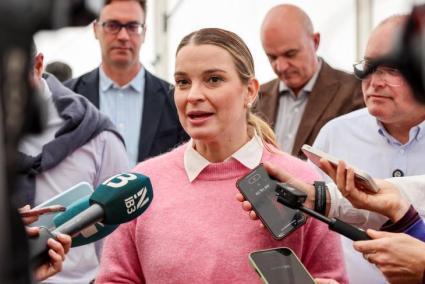 La presidenta balear, Marga Prohens, en una imagen de archivo atendiendo a los medios.