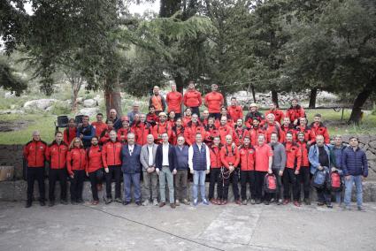 Foto de grupo del Grupo de Rescate de Montaña junto al presidente del Consell de Mallorca, Llorenç Galmés.
