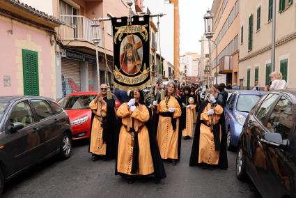 Los cofrades de Santa Mónica durante el defile