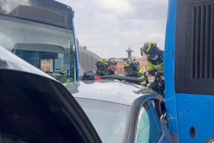 Operarios trabajan en el lugar del accidente.
