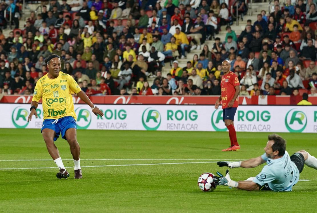 El portero José Palmer detiene el disparo de Ronaldinho.