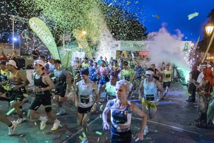 PALMA. Atletismo BINTER NIGHTRUN MALLORCA-ULTIMA HORA. Carreras a todo ritmo en Palma. Gianfranco Presti y VerÃ³nica Castro triu