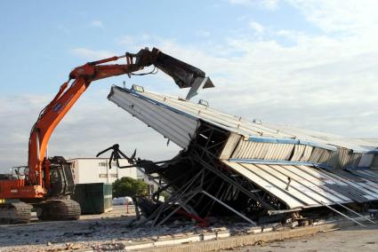 PALMA. DEMOLICIONES. LA NAVE DE IFEBAL YA ES HISTORIA TRAS EL DERRIBO DE LA FACHADA PRINCIPAL.