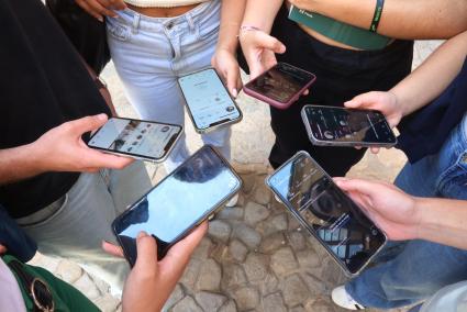 Educació extiende a la concertada las restricciones de uso de los móviles en las aulas.