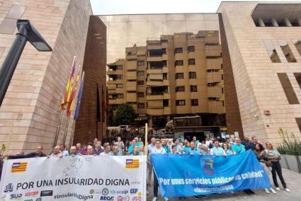 Imagen de la concentración de Plataforma Insularidad Digna en la sede de la Seguridad Social en Palma