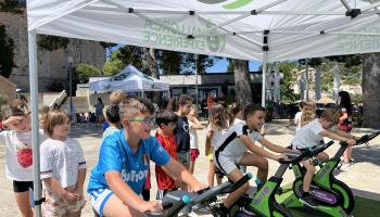 Los alumnos participaron de la icónica actividad de pedalear para generar energía limpia.