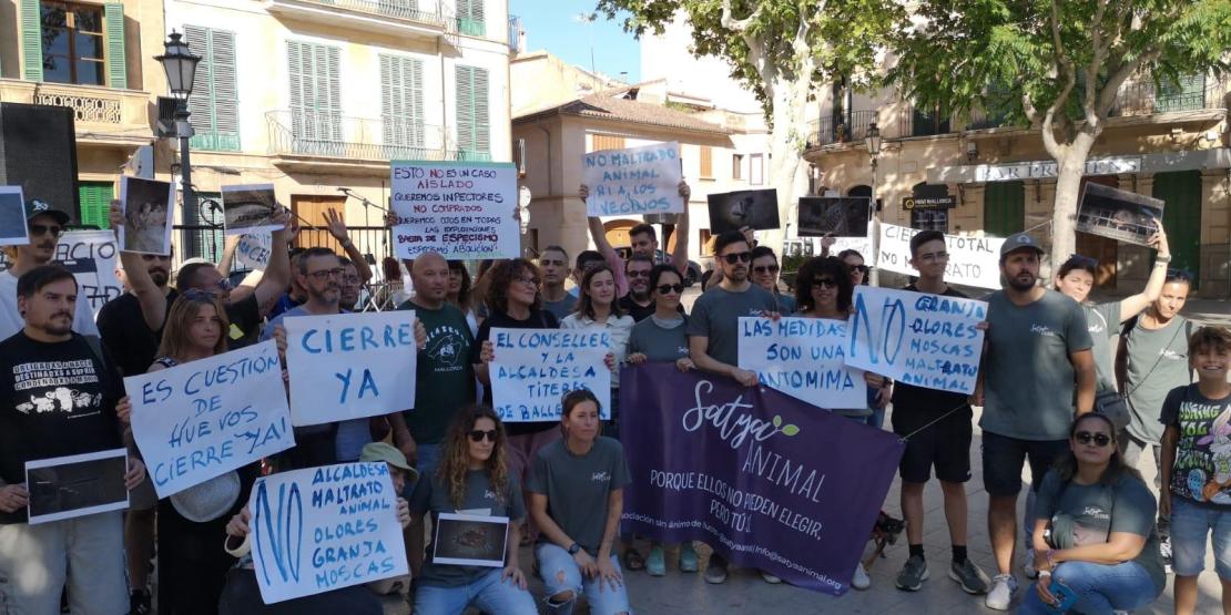 Decenas de manifestantes claman contra las autoridades y piden el cierre de la granja.