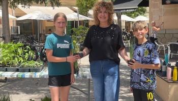 La alcaldesa, Xisca Mora, entregó los planteles.