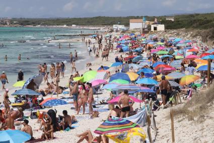 Turistas en la playa de Es Trenc.