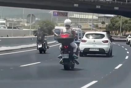 Surrealismo veraniego en Mallorca: en moto por la Vía de Cintura y con las sillas de playa