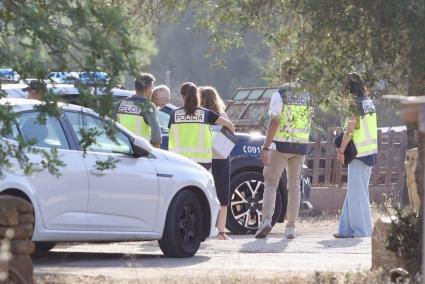 El detenido, este lunes, con los agentes del Grupo de Homicidios.