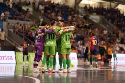 Los jugadores del Palma Futsal se abrazan tras finalizar un partido contra el Barça en Son Moix.