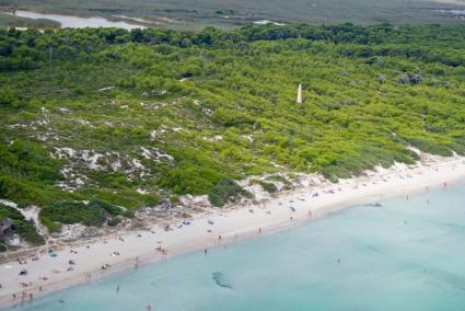 La playa más buscada de Baleares está rodeada de dunas y destaca por sus aguas poco profundas