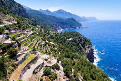 El sendero escondido de Mallorca que recorrió Michelle Obama: caminos centenarios y vistas de postal al Mediterráneo más autenti