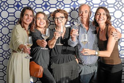 El anfitrión Antonio Seijas, entre sus hijas, Elena, Carlota y Teba Seijas, y su mujer Miluca Fernández.