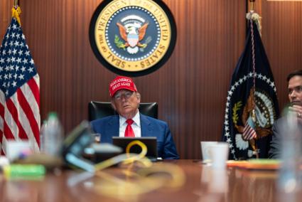 El presidente estadounidense Donald Trump en la Sala de Crisis de la Casa Blanca en Washington