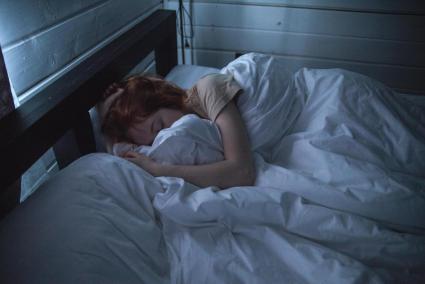 El motivo por el que sufres sudores nocturnos: así puedes evitarlos y mejorar tu descanso