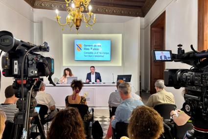 El conseller José Luis Mateo junto a la directora general, Lorena del Valle, en la rueda de prensa de hoy.