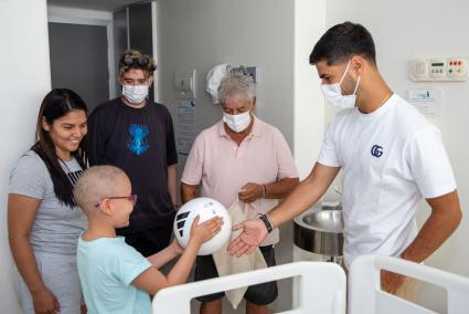 Marco Asensio sorprende a los pacientes de Oncología Pediátrica de Son Espases