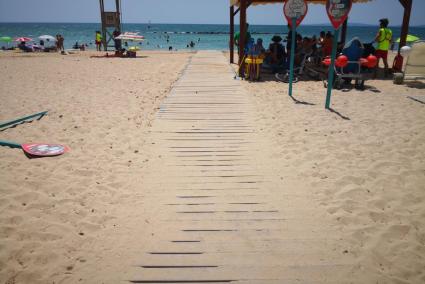 PALMA. PLAYAS. Cort activa hoy los puntos accesibles en las playas.