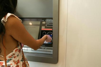 Giro de 180 grados para sacar dinero en efectivo: los tres cambios en los cajeros en España a partir de este sábado