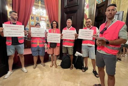 Los sindicalistas de ATAP que han acudido al pleno para reivindicar mejoras en la Policía.