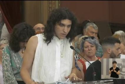 La joven transexual que sufrió una agresión homófoba interviene en el pleno de Cort para reivindicar los derechos LGTBI
