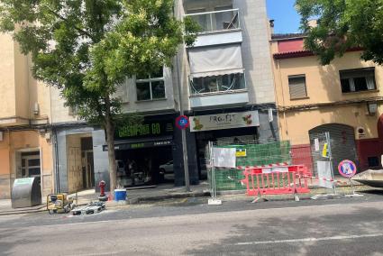 «Me arruinan el negocio»: un contenedor de basura frente a su cafetería desata la indignación de un comerciante en Palma