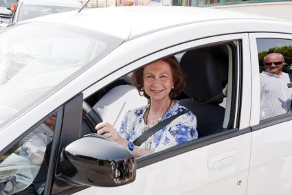 Este es el coche pequeño pero moderno que elige la reina Sofía para un día de compras por Palma