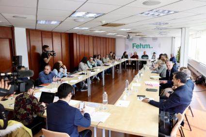 Una de las reuniones en la sede de la FEHM.