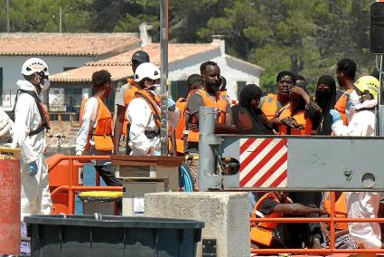 Los rescatados en una de las pateras, a su llegada este domingo a Portocolom.