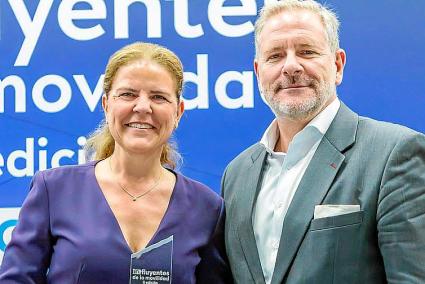 Esther Vidal recibió la distinción de manos de Eduardo Divar, director general de Kia España