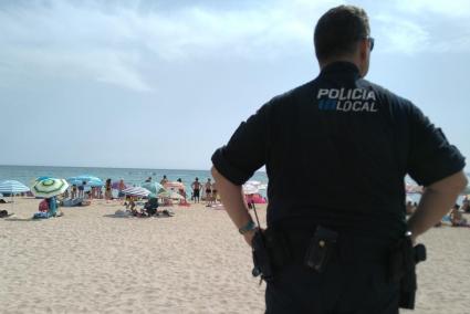 Detenido por robar a varios turistas en la Playa de Palma y amenazarles con una botella rota cuando huia