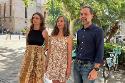 Lucía Muñoz (Podemos), Neus Truyol (Més) y Xisco Ducrós (PSOE), en la plaça Santa Eulària.