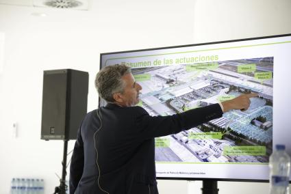 El director del aeropuerto, Tomás Melgar, explicando los pormenores de la obra de remodelación.