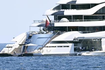 El emir de Catar navega por aguas de Mallorca
