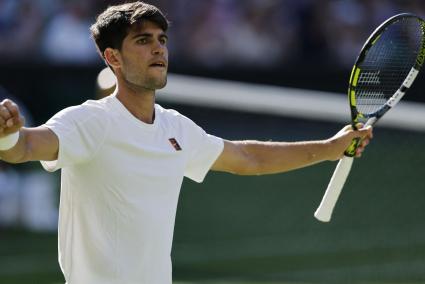 Alcaraz sufre en la primera ronda de Wimbledon