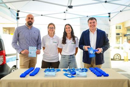 El regidor Llorenç Bauzá (derecha) junto al director de Medi Natural, Sebastià Pujol,y trabajadoras municipales.