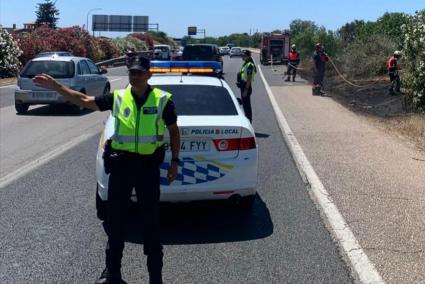 Los bomberos apagan un pequeño incendio en el arcén de la autopista del aeropuerto