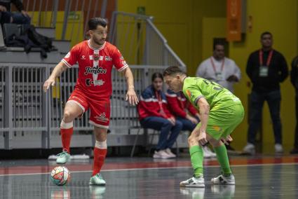 Waltinho del Jimbee Cartagena disputa un balón ante Romulo (d) del Mallorca Palma Futsal durante la semifinal de la Supercopa de España.