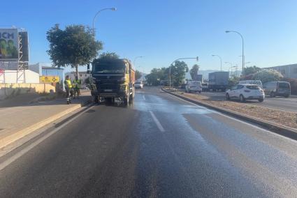 Heridos dos motoristas al resbalar tras el derrame de combustible del camión en la carretera de Sóller
