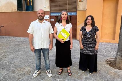 Miquel Àngel Contreras, Neus Truyol y Kika Coll ante la Oficina de Vivienda y Antiokupación.